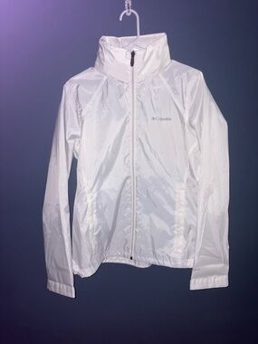 Woman’s Columbia White Packable Windbreaker Jacket